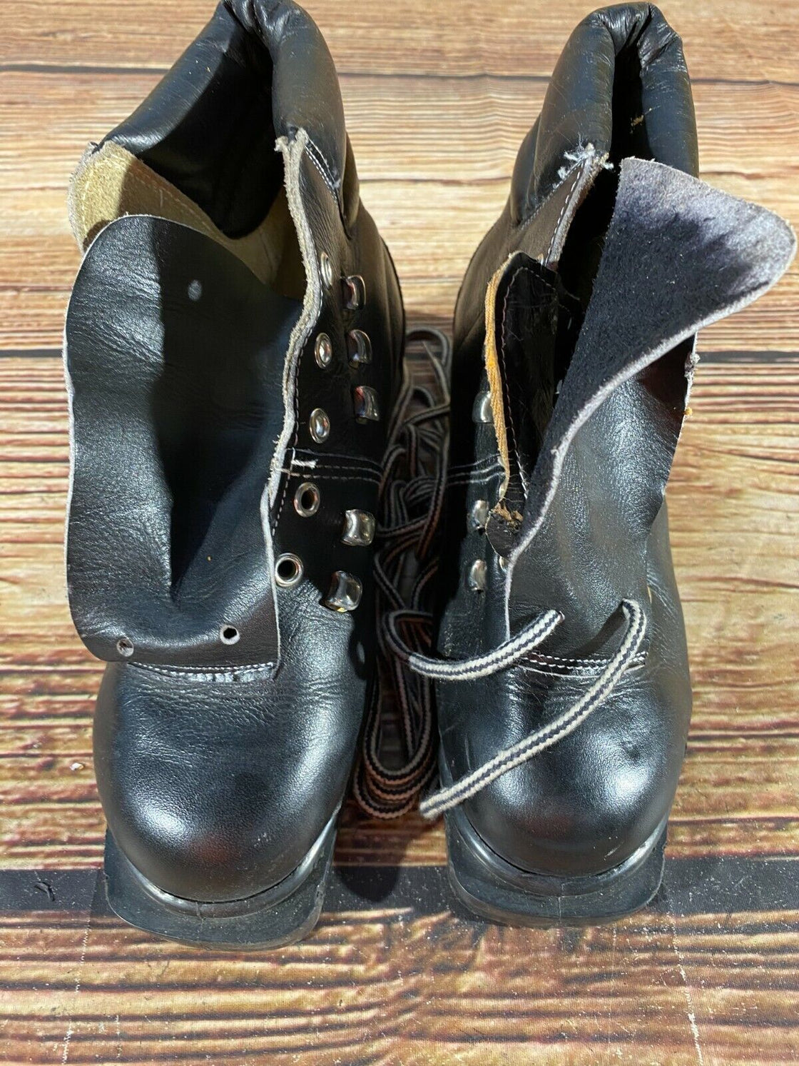 Vintage Alpine Ski Boots Downhill Skiing US5.5, UK4, Mondo 240 Cable Bindings